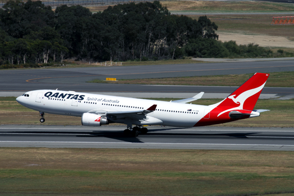 QANTAS AIRBUS A330 200 PER RF IMG_0370.jpg