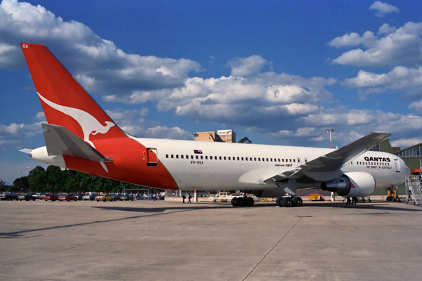 QANTAS BOEING 767 300 SYD RF 163 9.jpg