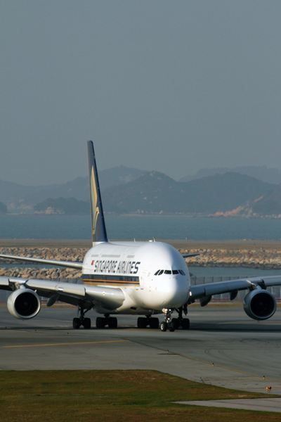 SINGAPORE AIRLINES AIRBUS A380 HKG RF IMG_0821.jpg