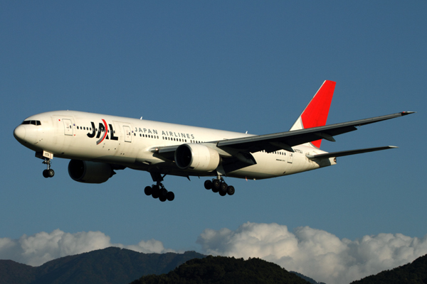 JAPAN AIRLINES BOEING 777 200 FUK RF IMG_0919.jpg