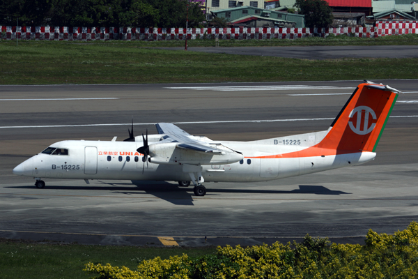 UNI AIR DASH 8 300 TSA RF 5K5A9529.jpg