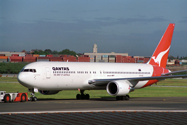 QANTAS BOEING 767 300 SYD RF 179 19.jpg