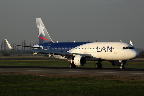 LAN AIRBUS A320 SCL RF 5K5A2438.jpg
