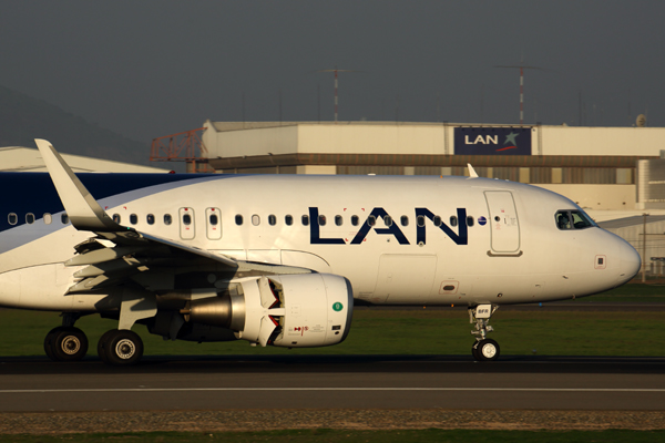 LAN AIRBUS A320 SCL RF 5K5A2441.jpg