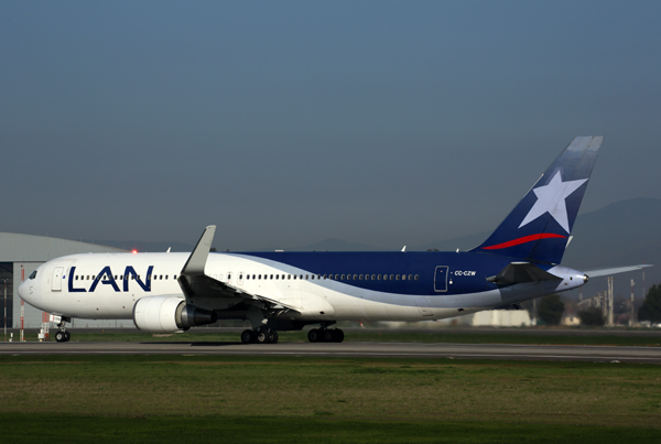 LAN BOEING 767 300 SCL RF 5K5A2547.jpg