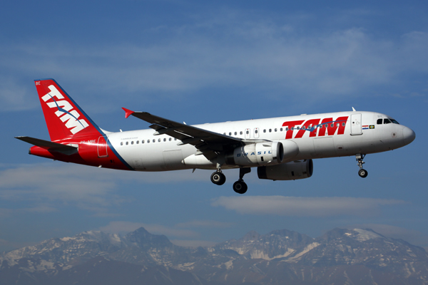 TAM AIRBUS A320 SCL RF 5K5A2095.jpg