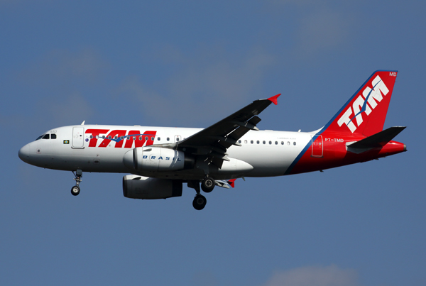 TAM AIRBUS A319 GRU RF 5K5A3288.jpg