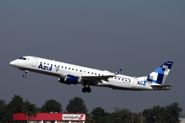 AZUL EMBRAER 190 VCP RF IMG_9524.jpg