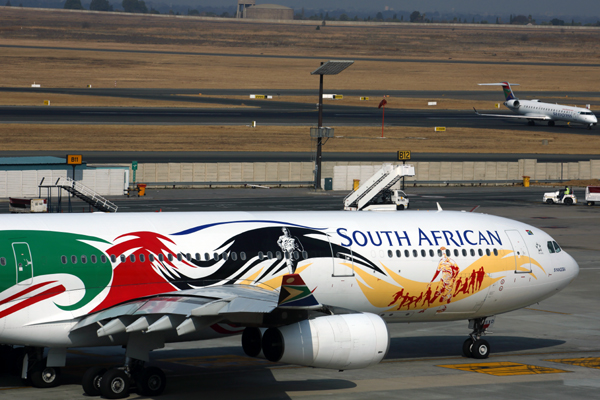 SOUTH AFRICAN AIRBUS A340 300 JNB RF 5K5A1768.jpg