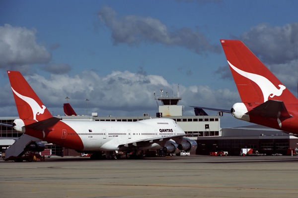 QANTAS AIRCRAFT MEL RF 286 11.jpg