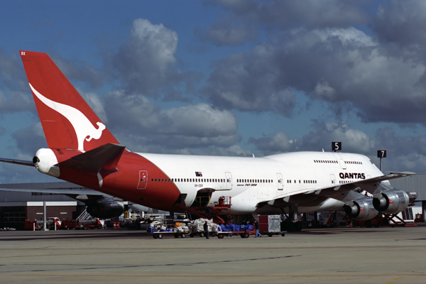 QANTAS BOEING 747 300 MEL RF 286 6.jpg