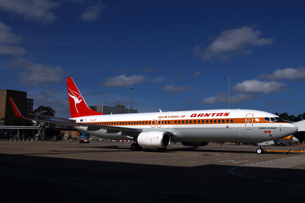 QANTAS BOEING 737 800 SYD RF IMG_9973.jpg