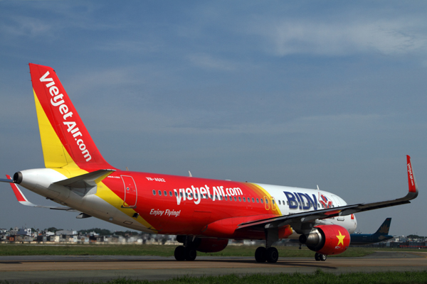 VIETJET AIR AIRBUS A320 SGN RF IMG_0085.jpg