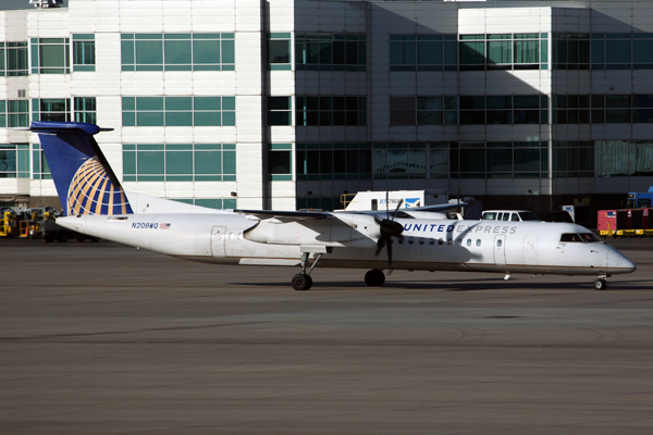 UNITED EXPRESS DASH 8 400 DEN RF 5K5A6845.jpg