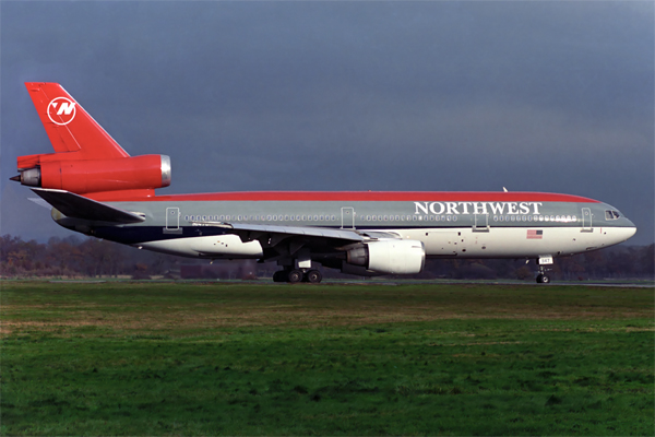 NORTHWEST DC10 30 LGW RF 351 18.jpg