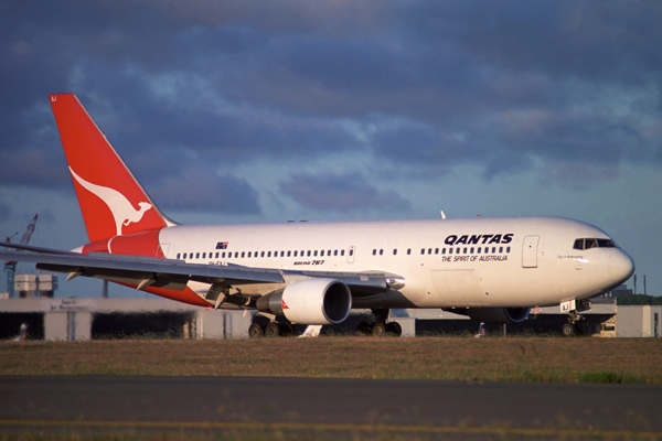 QANTAS BOEING 767 200 SYD RF 375 29.jpg