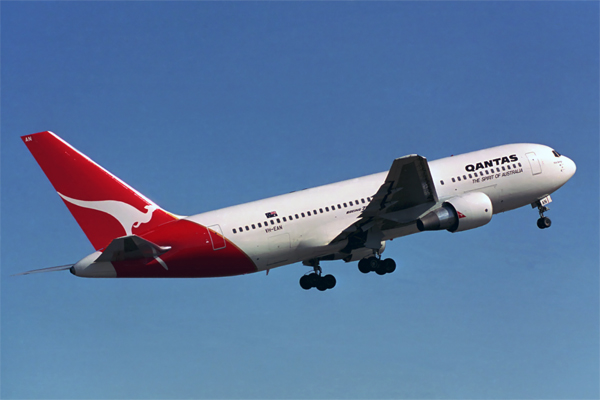 QANTAS BOEING 767 200 SYD RF 416 14.jpg