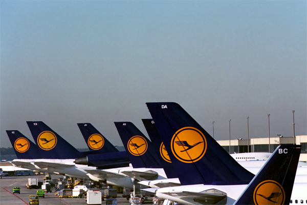 LUFTHANSA AIRCRAFT FRA RF 445 24.jpg