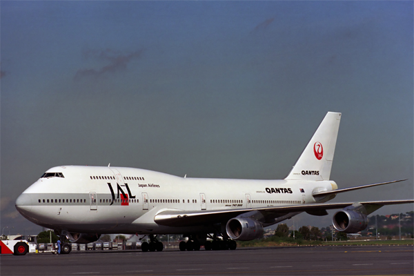 JAL QANTAS BOEING 747 300 BNE 494 16.jpg