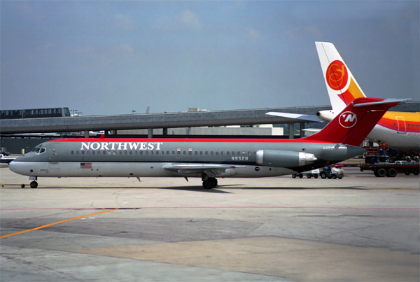 NORTHWEST DC9 30 MIA RF 531 11.jpg
