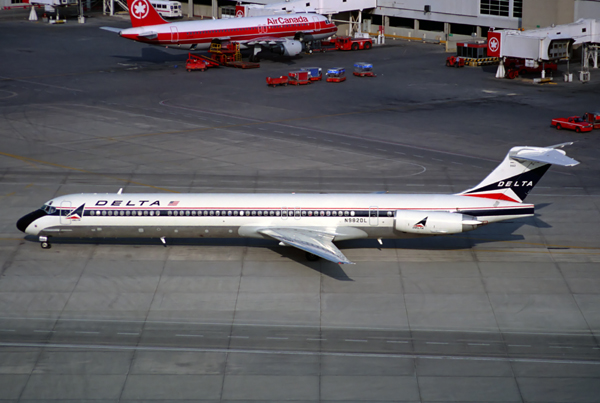 DELTA MD80 YYZ RF 543 23.jpg