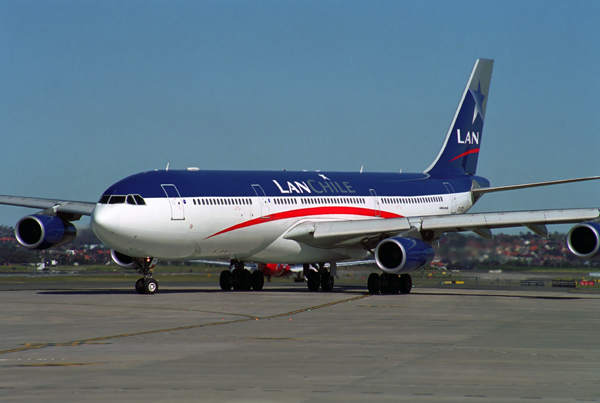 LAN CHILE AIRBUS A340 300 SYD RF 1759 4.jpg