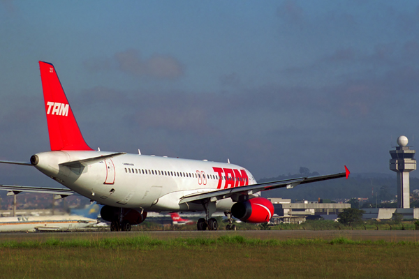 TAM AIRBUS A320 GRU RF 1734 7.jpg