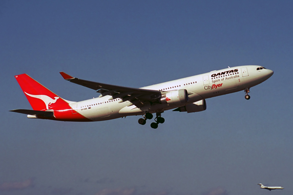 QANTAS AIRBUS A330 200 SYD RF 1713 23.jpg