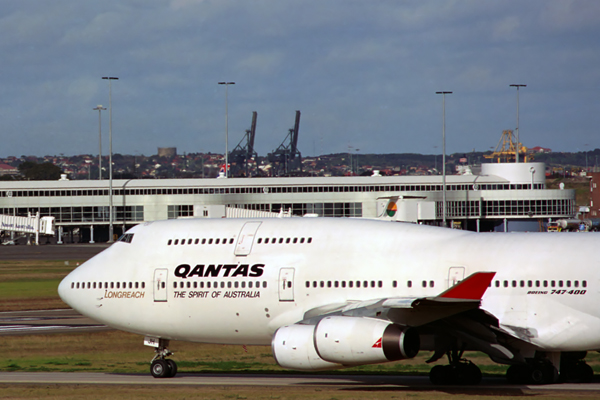 QANTAS BOEING 747 400 SYD RF 569 33.jpg