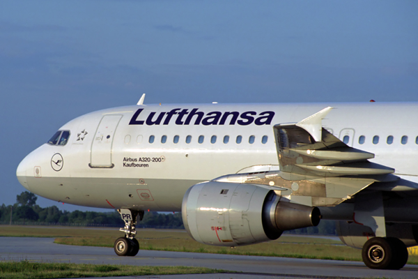 LUFTHANSA AIRBUS A320 MUC RF 1554 14.jpg