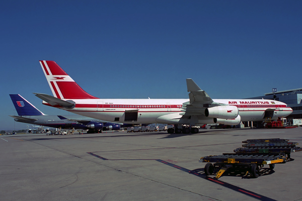 AIR MAURITIUS AIRBUS A340 300 MEL RF 1600 23.jpg