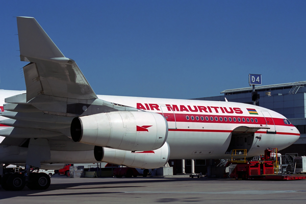 AIR MAURITIUS AIRBUS A340 300 MEL RF 1600 29.jpg