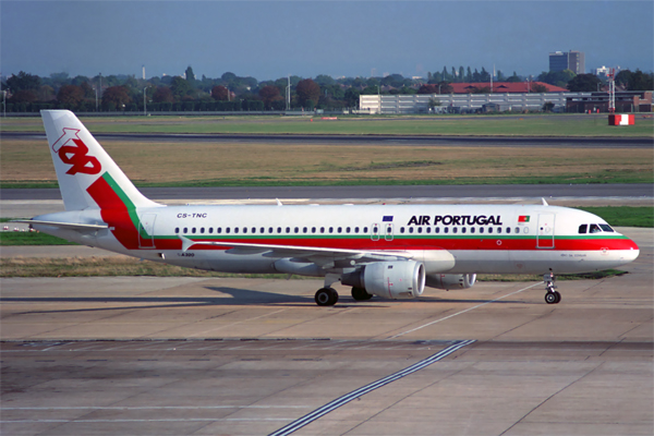 TAP AIR PORTUGAL AIRBUS A320 LHR RF 720 25.jpg