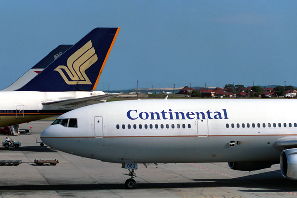 CONTINENTAL DC10 30 SYD RF 744 3.jpg