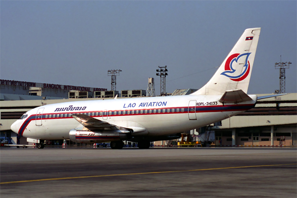 LAO AVIATION BOEING 737 200 BKK RF 1118 34.jpg