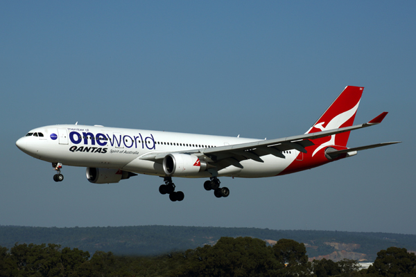 QANTAS AIRBUS A330 200 PER RF 5K5A0127.jpg