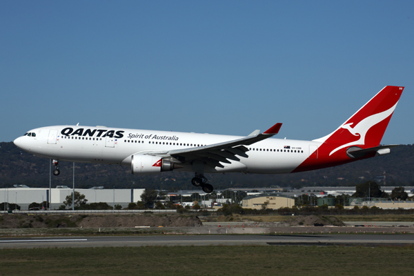 QANTAS AIRBUS A330 200 PER RF 5K5A0502.jpg