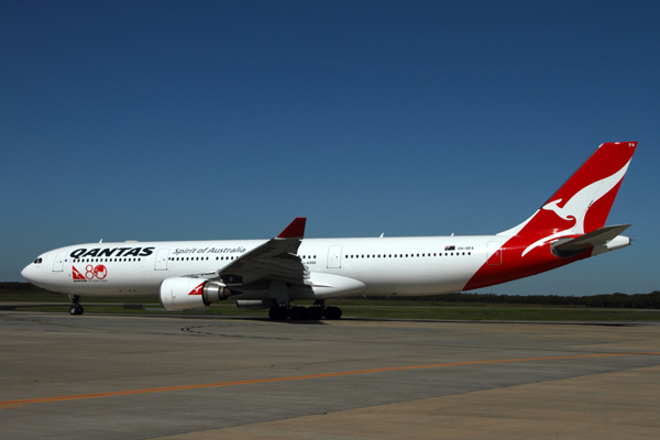 QANTAS AIRBUS A330 300 BNE RF IMG_8160.jpg