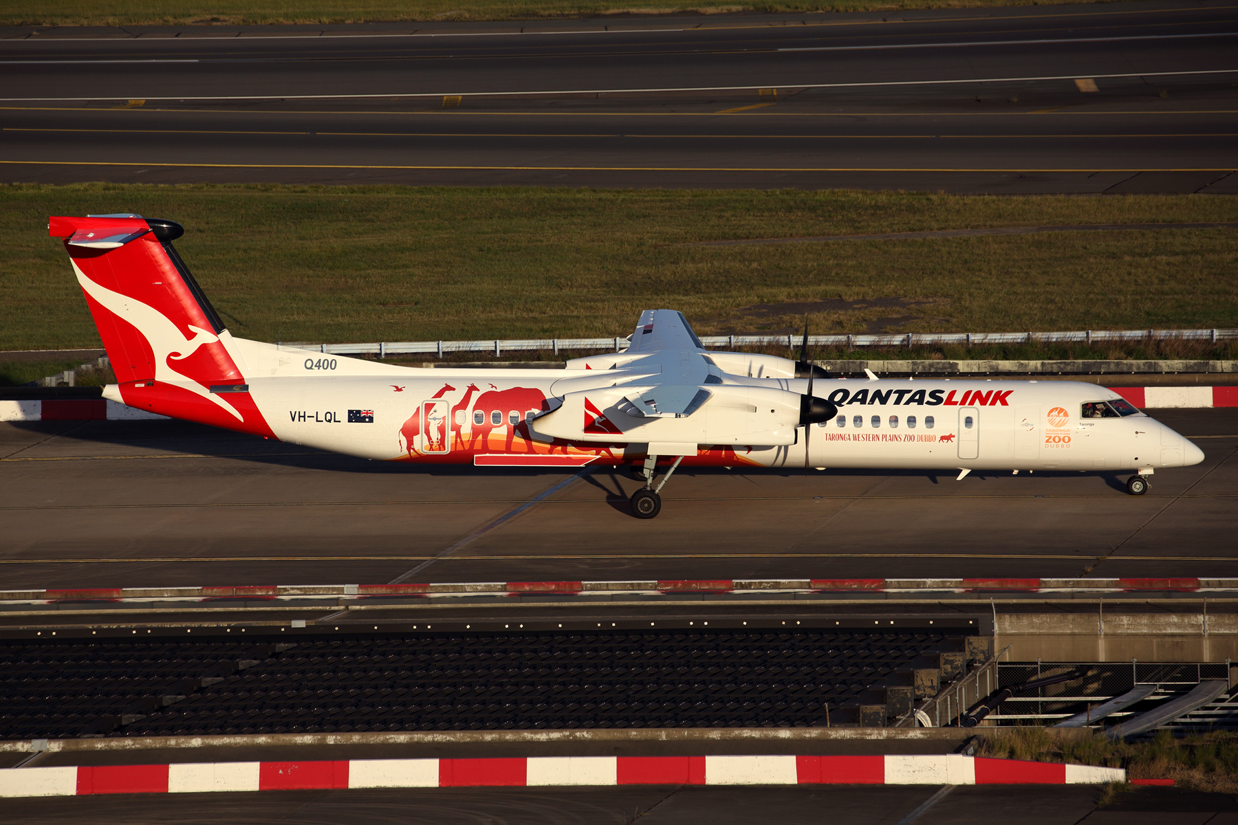 QANTAS LINK DASH 8 400 SYD RF 5K5A0855.jpg