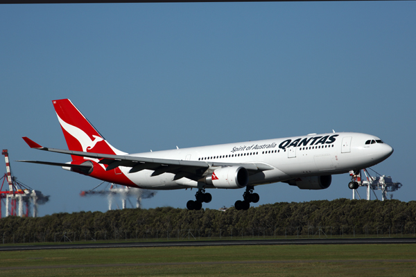 QANTAS AIRBUS A330 200 BNE RF 5K5A0580.jpg