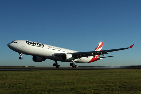 QANTAS AIRBUS A330 300 BNE RF IMG_8069.jpg