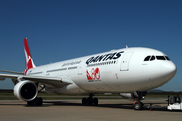 QANTAS AIRBUS A330 300 BNE RF IMG_8156.jpg