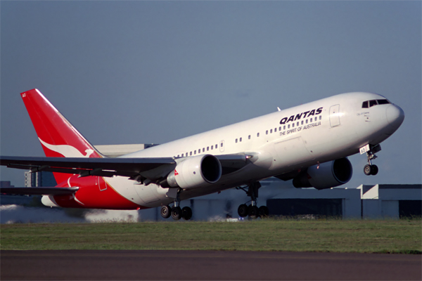 QANTAS BOEING 767 200 SYD RF 787 25.jpg