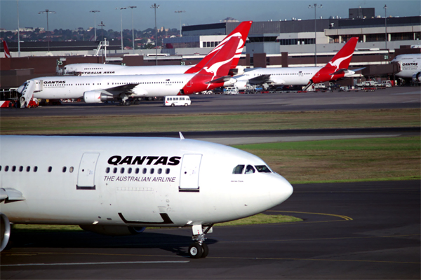 QANTAS AIRCRAFT SYD RF 795 19.jpg