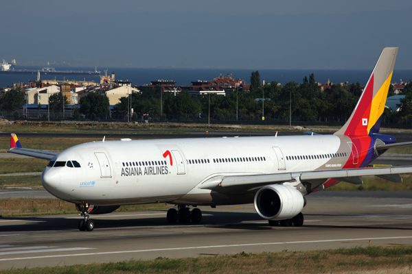 ASIANA AIRBUS A330 300 IST RF 5K5A3230.jpg