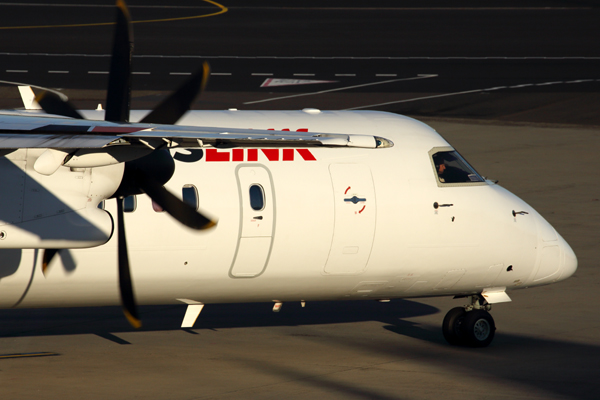 QANTAS LINK DASH 8 400 SYD RF 5K5A3560.jpg