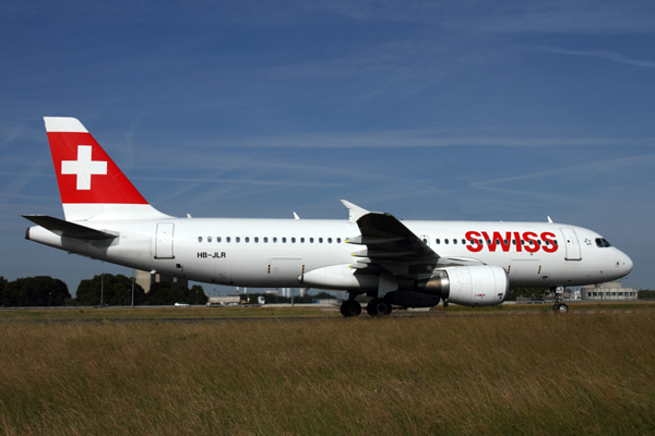 SWISS AIRBUS A320 CDG RF IMG_8440.jpg