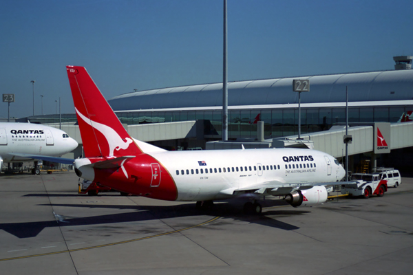 QANTAS BOIEING 737 300 BNE RF 500 36.jpg