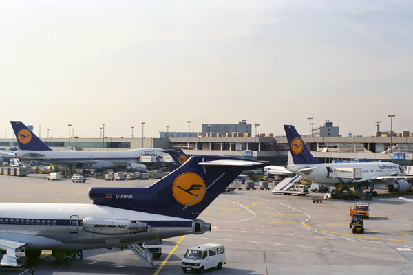 LUFTHANSA AIRCRAFT FRA RF 322 3.jpg