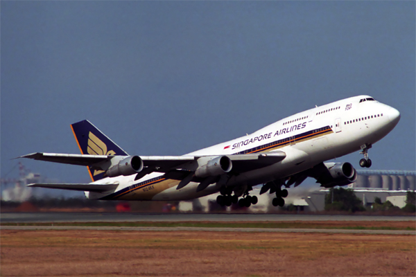 SINGAPORE AIRLINES BOEING 747 300 BNE RF 831 14.jpg